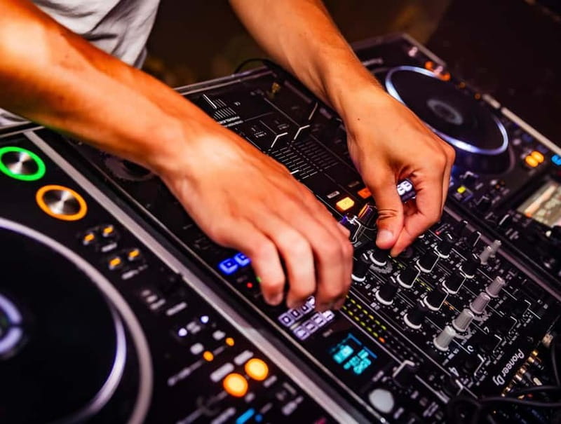 Groningen: Pub Crawl with Pub Quiz, Free Shots and Games - Physical Demands and Practical Tips