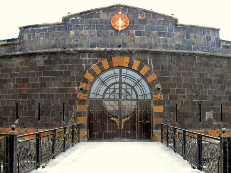 Group Tour to Gyumri: City tour, Monasteries and Culture - Exploring Harichavank Monastery: Medieval Spiritual Center