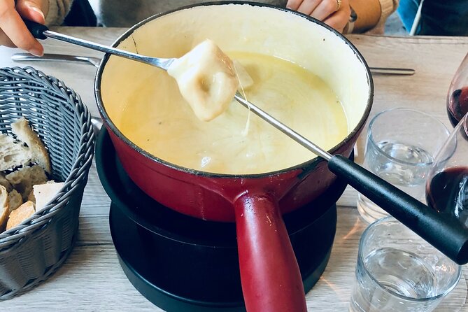 Gruyère Cheese and Chocolate Tasting Day Trip from Geneva - Tasting Swiss Chocolate at Maison Cailler