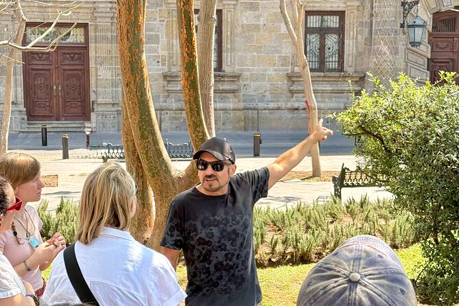 Guadalajara City Center Walking Tour - Admiring Architecture at Palacio Municipal de Guadalajara