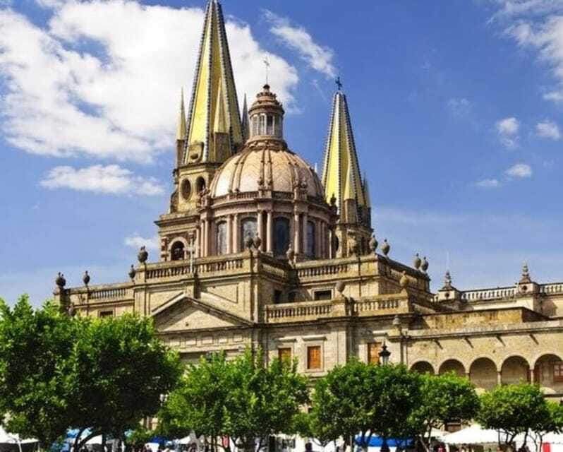 Guadalajara : Highlights Walking Tour With A Guide - Learning About Religious Conflicts at Templo Expiatorio
