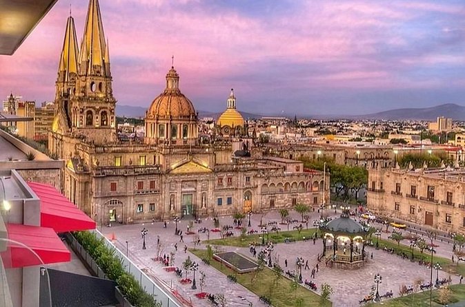 Guadalajara Must-See Attractions Walking Tour with a Guide - Honoring Notable Locals at Rotonda de Los Jaliscienses Ilustres