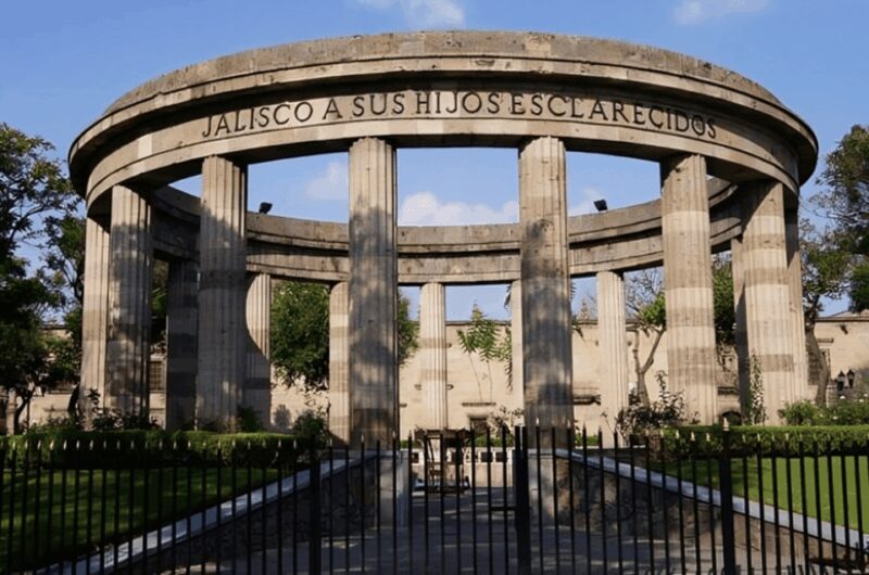 Guadalajara : Must-See Sites Walking Tour With A Guide - Cultural Heart at Plaza de los Mariachis and the Institute Cultural de Cabañas