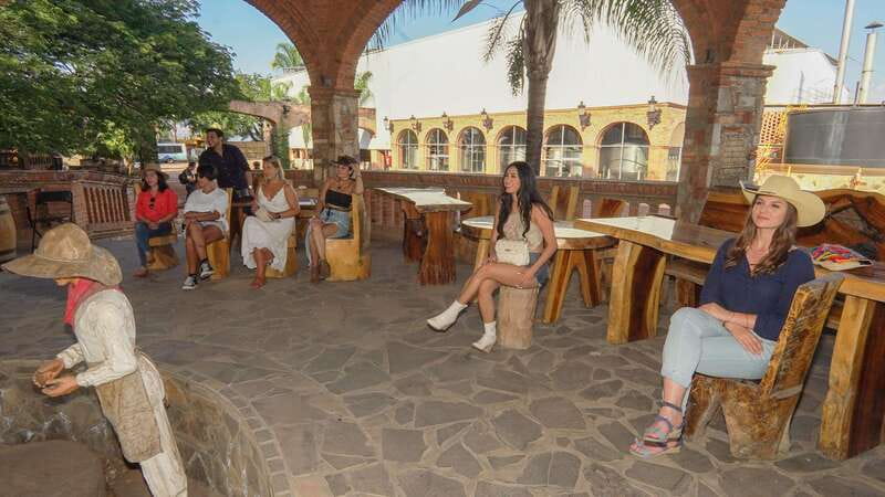 Guadalajara: Premium Tequila Tour with Tastings and Pairings - Final Stop at "El Guero" Cantaritos Bar with Live Music
