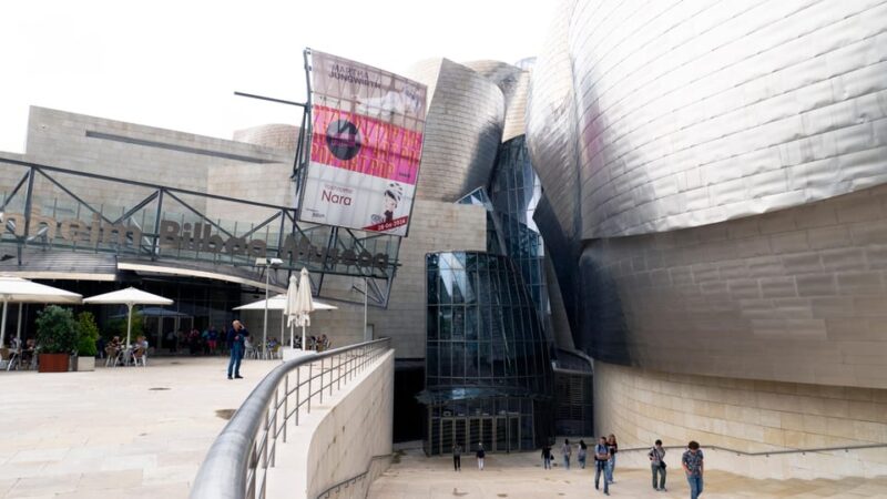 Guggenheim: Art explained by artists - Accessibility and Flexibility of the Tour