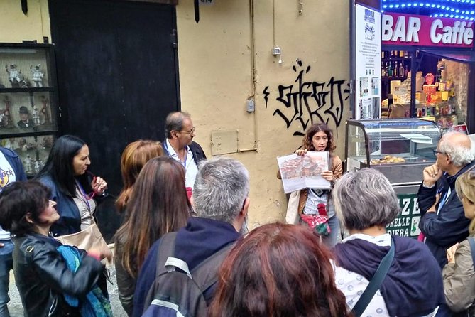 Guide tour in Naples downtown with an art expert - The Guide: Knowledgeable and Passionate