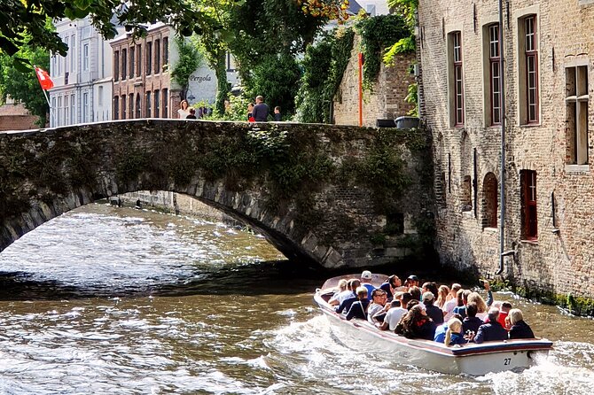 Guided boat trip and walk - Exploring the Historic Center of Bruges