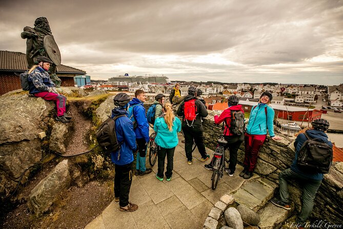 Guided EL-Bike tour in the city of Haugesund and Coastal path - The Guide’s Style and Group Dynamics