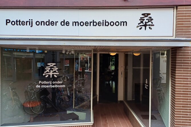 Guided Pottery Workshop on a Turntable in Choorstraat - Discover a Creative Clay Experience in The Hague