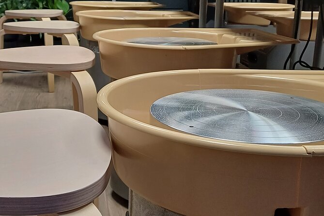 Guided Pottery Workshop on a Turntable in Choorstraat - What Happens During the Workshop