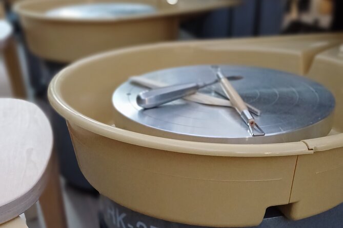 Guided Pottery Workshop on a Turntable in Choorstraat - Value for Money in the Delft Creative Scene