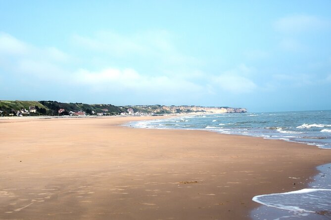 Guided tour from Utah Beach to Omaha Beach with Jeep immersion - Discovering Omaha Beach and Its Tragedy