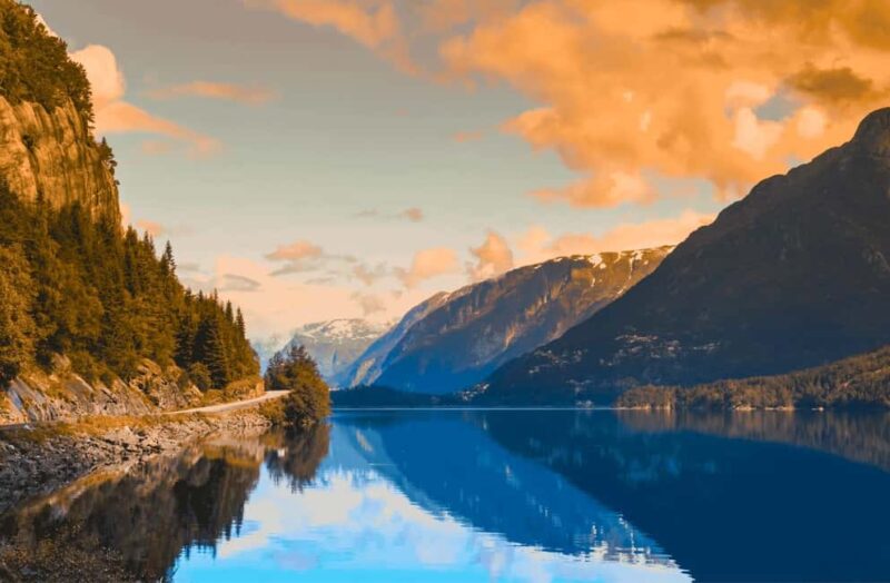 Guided tour: Hardangerfjord, Waterfalls and Ferry crossing - Key Points