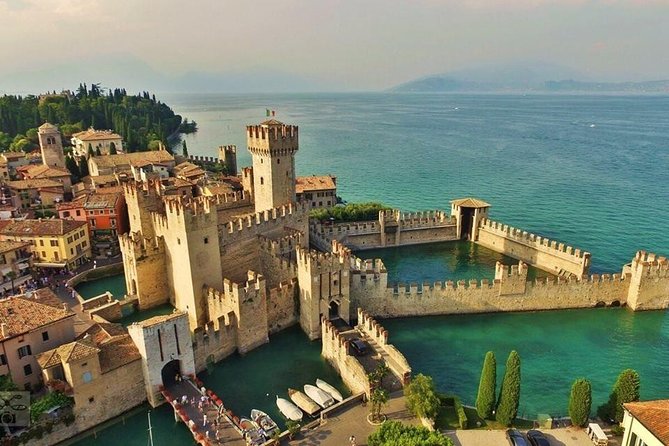 Guided tour in Sirmione with motorboat tour - Starting Point: Castello scaligero di Sirmione