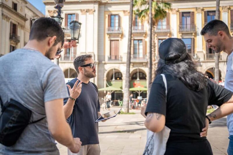 Guided tour of Barcelona in French (Old Town & Instagram spots) - Interactive and Family-Friendly Approach with Quizzes and Anecdotes
