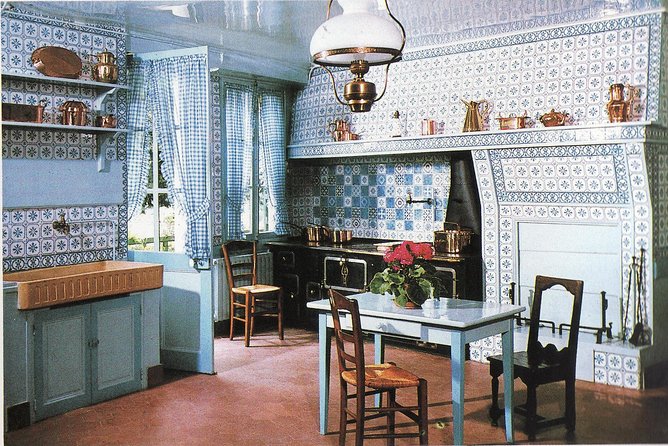 Guided tour of Claude Monet's house in Giverny by private car from Paris - Insights into Monet’s Artistic Inspiration and Style