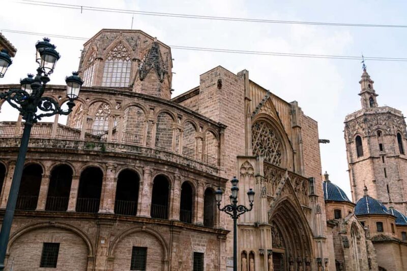 Guided tour of downtown Valencia + Silk Exchange - Unveiling the Secrets of the Silk Exchange: A Civil Gothic Treasure