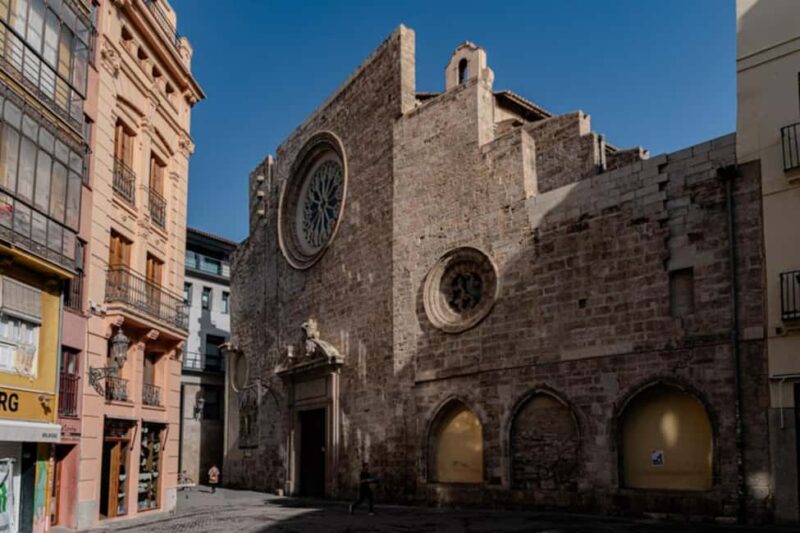 Guided tour of downtown Valencia + Silk Exchange - Exploring Tapinería Market: Blending Tradition and Innovation