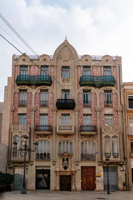 Guided tour of downtown Valencia + Silk Exchange - Visiting Plaza de la Reina and Valencia Cathedral