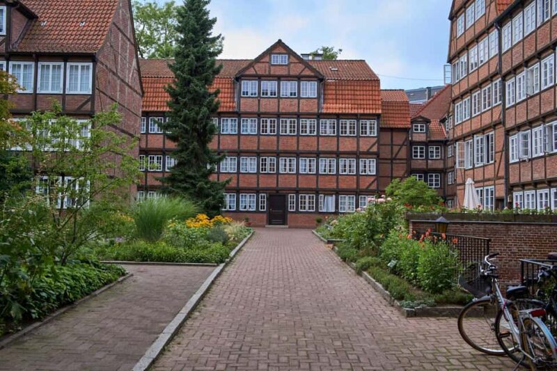 Guided tour of Hamburg's Neustadt - ramparts, Gängeviertel & Neustädter - The Historic St. Michaelis Church: A 400-Year Tradition