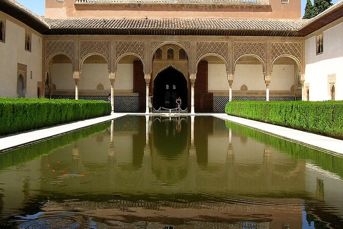 Guided tour of La Alhambra with tickets included - Key Points