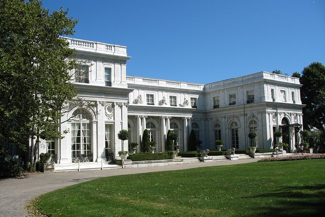 Guided Tour of Newport in Open Air LSV - The Charm of Newport Downtown and Thames Street