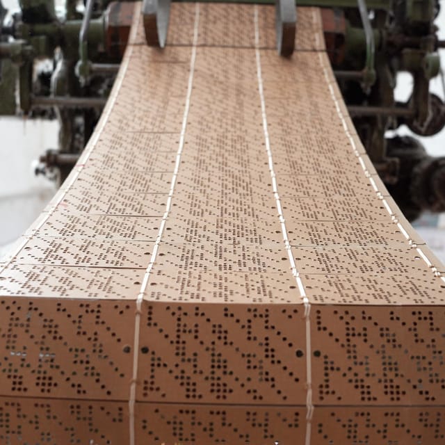 Guided tour of our textile laboratory and practical test - Discover the Historic Textile Laboratory in Apulia