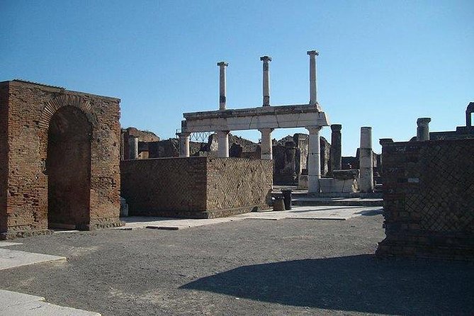 Guided Tour of Pompeii and Herculaneum with Lunch and Ticket - Key Points