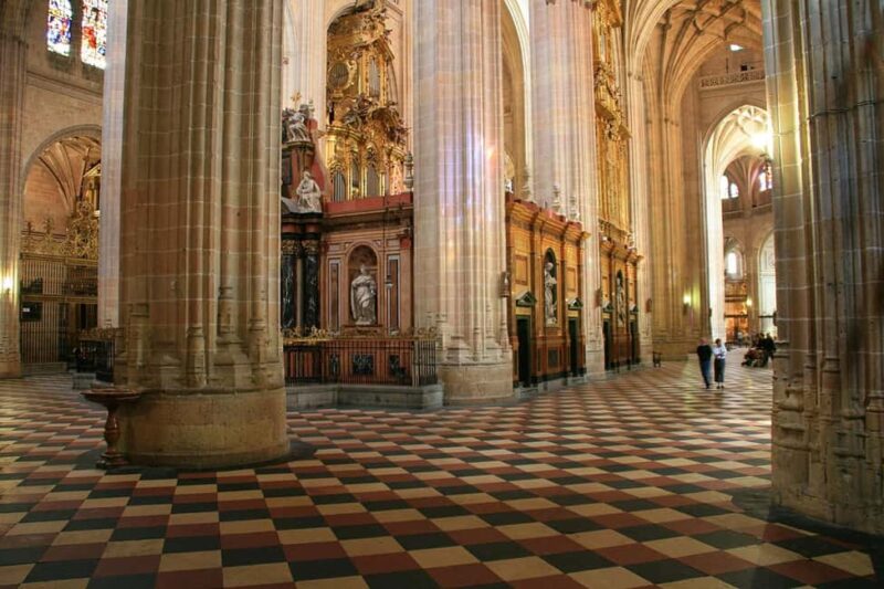 Guided tour of Segovia in Spanish: Cathedral and Alcázar - Inside Segovia Cathedral: Art, Legends, and Architectural Grandeur