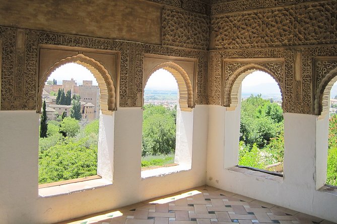 Guided tour of the Alhambra: Generalife and its gardens - The Architectural Marvel of the Palace of Charles V