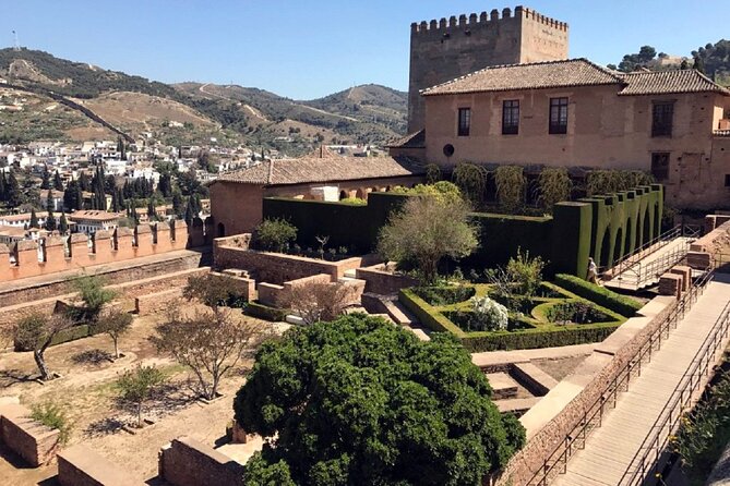 Guided tour of the Alhambra: Generalife and its gardens - Navigating the Tour: An Overview of Stops and Pacing