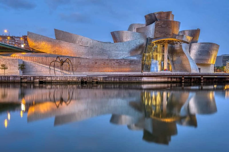 Guided tour of the exterior and access to the Guggenheim Museum (ES) - Bilbao’s Urban Transformation and Cultural Impact