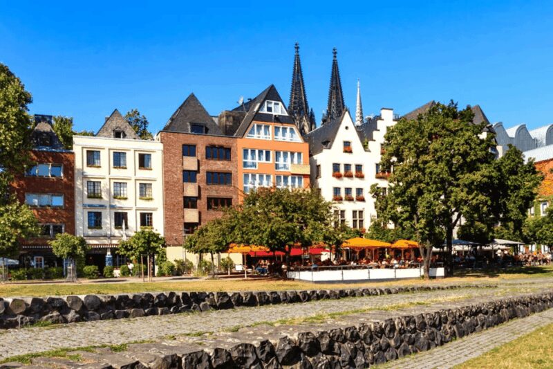 Guided tour of the historic center of Colonia - Curiosities at Theo Burauen’s Monumental Fountain