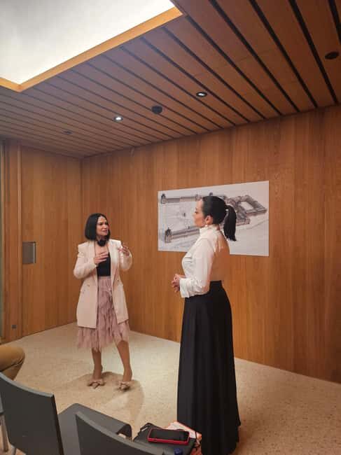 Guided tour of the Louvre Museum in Portuguese (ticket not included) - Key Points