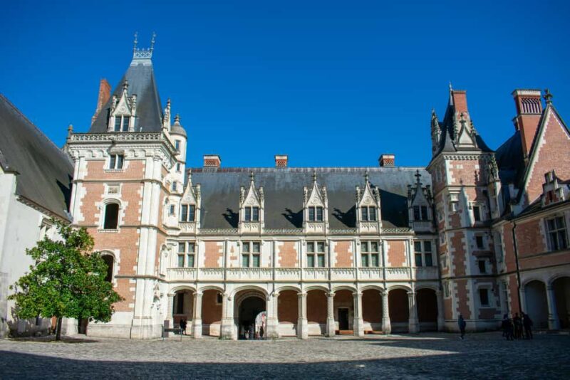 Guided tour of the Royal Castle of Blois - The Starting Point in Front of the Château de Blois