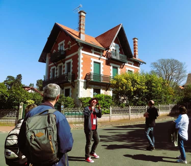 Guided tour of the Winter City Quarter - Architectural Diversity of the Winter City Villas
