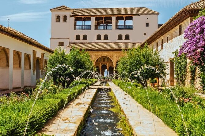 Guided tour to Alhambra with Generalife, Alcazaba and Carlos V - Visiting the Palaces of Charles V: A Renaissance Highlight