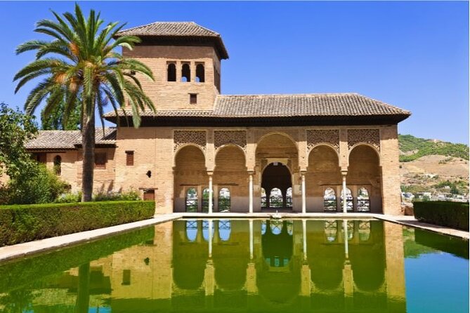 Guided tour to Alhambra with Generalife, Alcazaba and Carlos V - What Sets This Tour Apart from Others