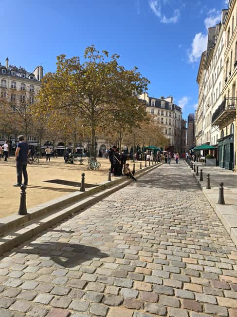 Guided tour to discover Notre Dame de Paris and Île de la Cité - Starting at the Equestrian Statue of Henri IV in Paris