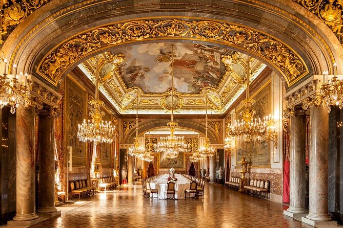 Guided tour to the Royal Palace of Madrid - The Experience in Detail: Guides and Storytelling