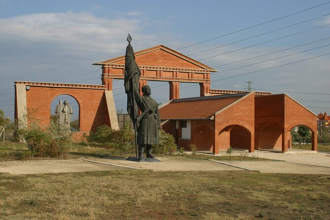 Guided Tour with Admission in Memento Park - Meeting Point and Tour Duration