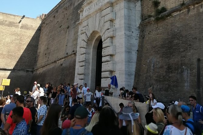 Guided tours in Spanish with skip-the-line ticket for Vatican City - Meeting Point at Via Sebastiano Veniero in Rome