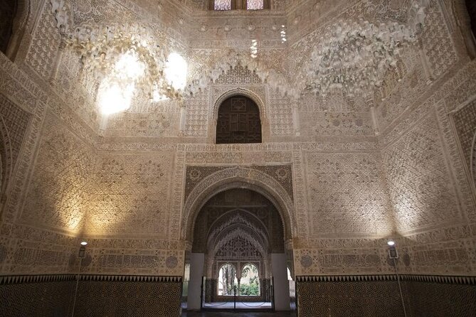Guided Walking Tour of the Alhambra in Granada - Exploring the Gardens of the Generalife and Surrounding Patios