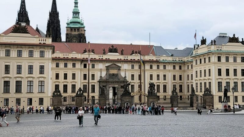 Guided walking tour Prague: include Prazskiy Castle - Visiting Prague Castle from Outside