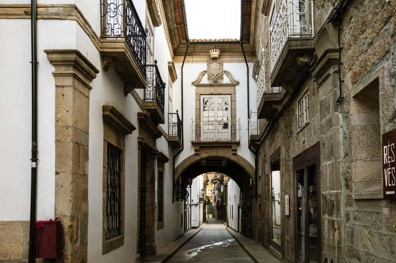 Guimarães: Highlights and Hidden Gems Walking Tour - Visiting Guimarães Castle and the Church of São Miguel do Castelo