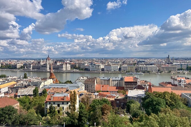 Half day Budapest city tour by car / minivan - Exploring Liberty Square and the Zero Kilometre Stone