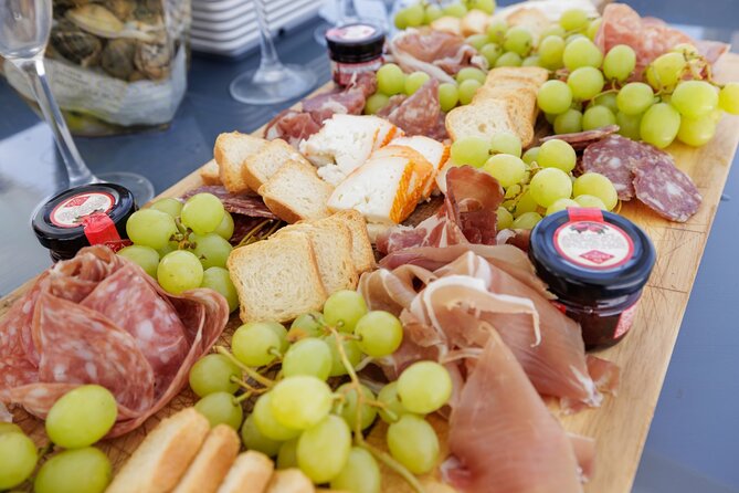 Half Day Cruise 3H Morning or Afternoon - West Rock Formations - Food, Drinks, and Snacks on Board