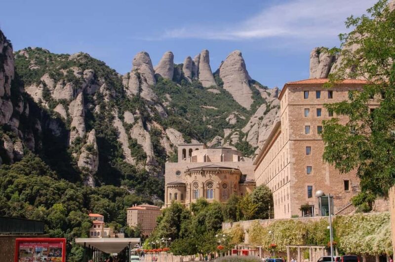 Half-Day Guided Tour of Montserrat & Sagrada Familia - Logistics and Meeting Points for a Smooth Experience