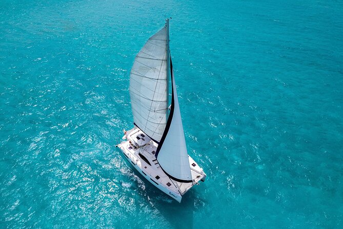 Half-Day Luxury Sailing in Puerto Morelos with Open Bar - Gourmet Lunch and Unlimited Open Bar on Deck