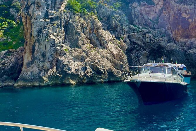Half-day private boat tour of Capri - Included Comforts and Extras